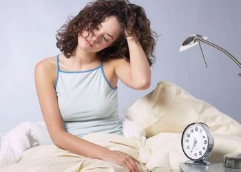 რატომ ვიმატებთ წონაში, როცა საკმარისად არ გვძინავს?