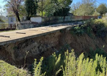 “როცა მიცვალებული გვყავს, აქ ვდგებით, რომ არავინ ჩავარდეს…“ – რას აცხადებენ ტყიბულში