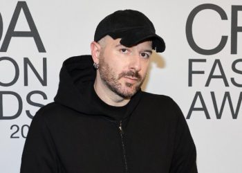 “უხეში სილუეტები ჩემს კოლექციაში გამოხატავს იმას, რაც ცხოვრებაში გამოვიარე“ – დემნა