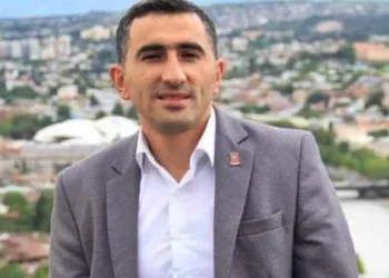 რას ამბობს იმ სკოლის დირექტორი, სადაც მოკლული, 14 წლის გოგონა სწავლობდა და როგორ პასუხობს ბრალდებებს