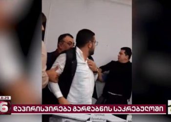 ვიდეო: გარდაბნის საკრებულოში, “ოცნების” წარმომადგენელმა ენმ-ის დეპუტატს ბოთლი ჩაარტყა