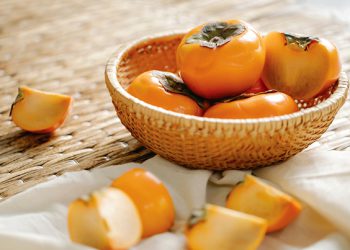 რა ემართება სხეულს, როდესაც ხურმას მიირთმევთ?