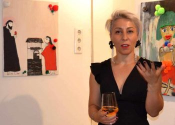 “უშვილობის დიაგნოზი დამისვეს, ერთ-ერთი თერაპია ხატვა იყო…” – დიზაინერი, რომელიც ევროპას ქართულ, მეგრულ და სვანურ ენებს სამოსით აცნობს