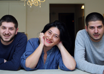 „საკმაოდ პატარა ასაკიდან გავიარეთ ბევრი გასაჭირი… ჩვენი ცხოვრება ისე წავიდა, სხვებთან პარალელს ვერ გავავლებ…“ – ნატო გელაშვილის შვილებმა დედმამიშვილურ ურთიერთობაზე ისაუბრეს