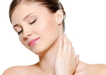 როგორ უნდა მოუაროთ ყელის კანს, რომ ააცილოთ ნაადრევი მობერება