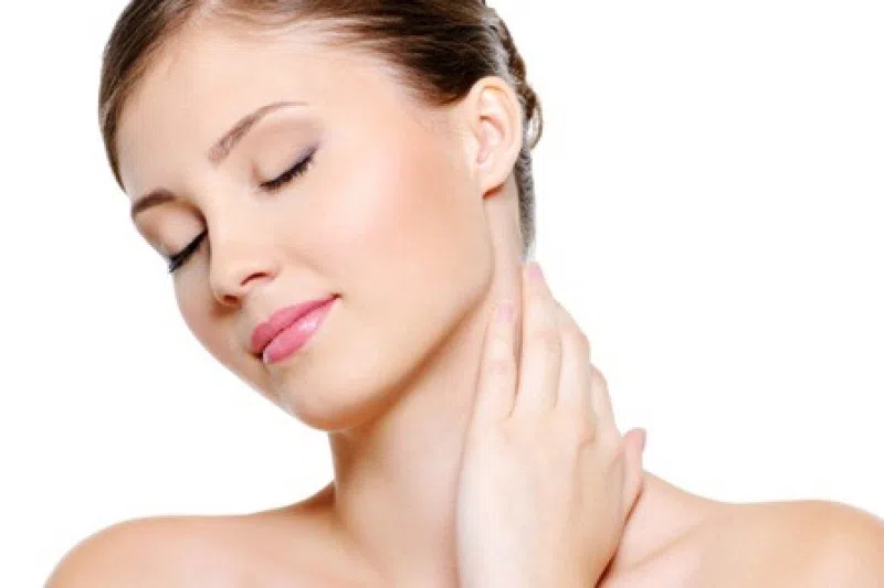 როგორ უნდა მოუაროთ ყელის კანს, რომ ააცილოთ ნაადრევი მობერება