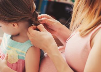 რა იწვევს თმის ცვენას ბავშვებში და როდისაა ის საყურადღებო