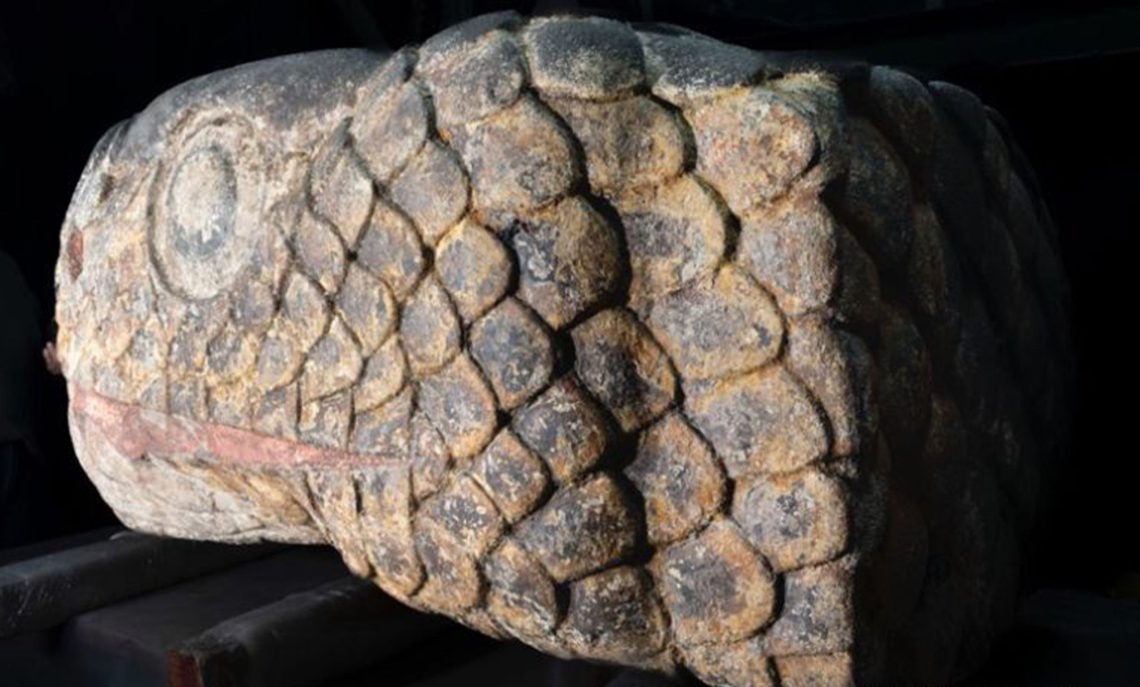 „მეხიკოში აცტეკების პერიოდის გველის თავის უზარმაზარი ქანდაკება აღმოაჩინეს“