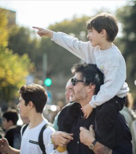 📷 ნიკოლა კალაძე მამასთან ერთად ახალი იმიჯით გამოჩნდა