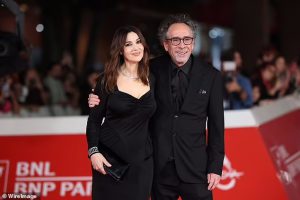 📷 დიდხნიანი მალვის შემდეგ, მონიკა ბელუჩი მეგობარ მამაკაცთან ერთად გამოჩნდა - ნახეთ ფოტოები