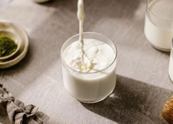 რა მოუვა ორგანიზმს, თუ ძილის წინ 1 ჭიქა რძეს დალევთ?