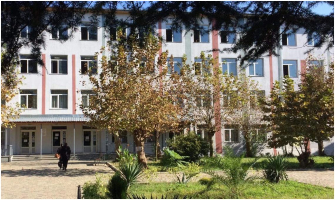 „პედაგოგმა მოსწავლეზე ფიზიკურად იძალადა“ – რა მოხდა ქობულეთის მეორე საჯარო სკოლაში