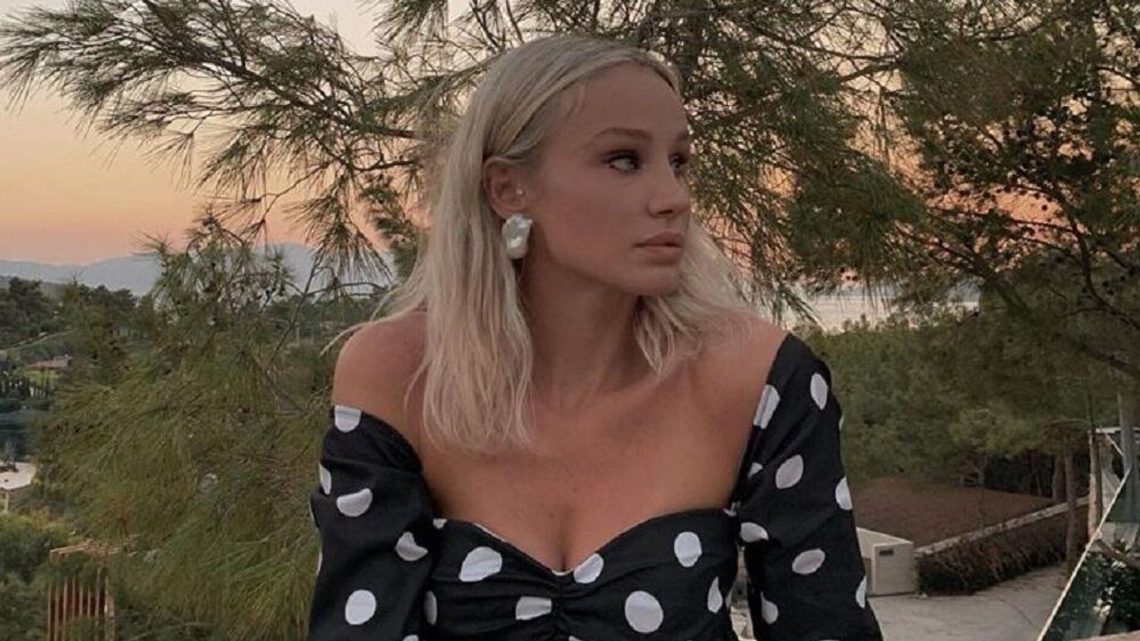 “მე, დედა და მამა” – ანუკი არეშიძე მშობლებთან ერთად გადაღებულ ძველ ფოტოებს აქვეყნებს