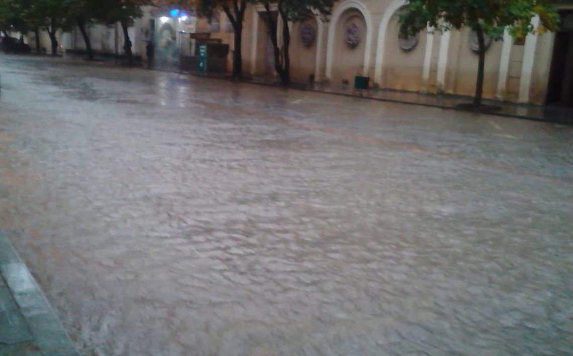 ქუთაისში, გაპონოვის ქუჩაზე ძლიერი წვიმის შედეგად საცხოვრებელი სახლის ნაწილი ჩამოინგრა