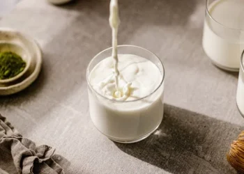 რა მოუვა ორგანიზმს, თუ ძილის წინ 1 ჭიქა რძეს დალევთ?