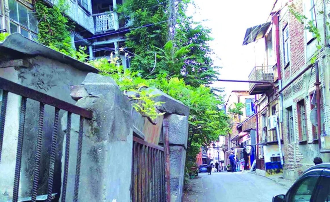 “აქ კატასტროფა ყოველდღეა მოსალოდნელი, მატულობს ბზარების სისქე” – “საშიში შენობა” დედაქალაქში: მოქალაქეების თქმით, ავარიული სახლის აღსადგენი საბიუჯეტო ფული “გაქრა”