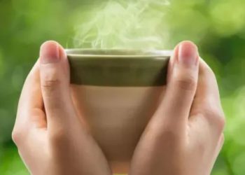 5 მიზეზი, რის გამოც დილით ცხელი წყლის დალევა აუცილებელია