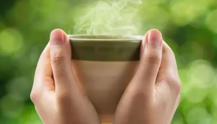 5 მიზეზი, რის გამოც დილით ცხელი წყლის დალევა აუცილებელია