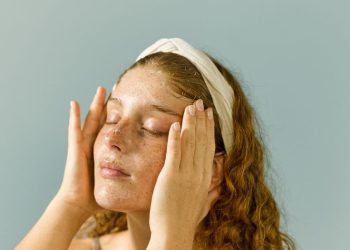 როგორია სახის მასაჟი, რომელიც ძვირადღირებულ კრემებს ჩაანაცვლებს – სულ რამდენიმე კვირაში სახეზე შეშუპება თითქმის მთლიანად გაქრა