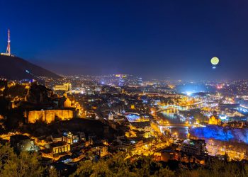 სახლიდან და რესტორნიდან გამოსულ ხმაურზე პარლამენტმა სანქციები გაამკაცრა