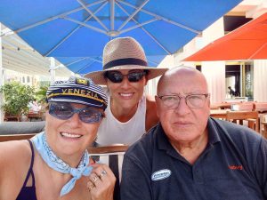 "ჩემი მშობლები" - თიკა ფაცაცია დედ-მამასთან ერთად გადაღებულ ფოტოს აქვეყნებს