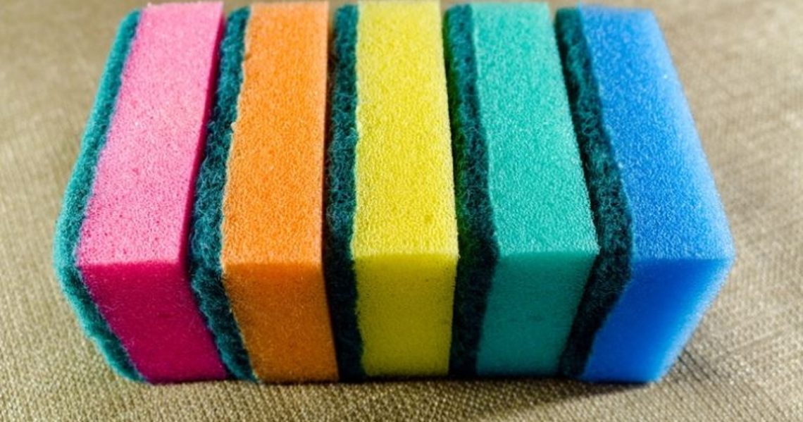 ჭურჭლის ღრუბელი სახლში ერთ-ერთი ყველაზე ბინძური ნივთია – რა უნდა გავითვალისწინოთ მისი შერჩევისას?