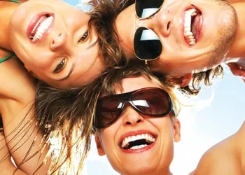 როგორ აუმჯობესებს ღიმილი განწყობას: ტვინის 4 მექანიზმი