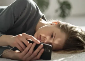 როგორ გადავაჩვიოთ მოზარდი საათობით ტელეფონთან და კომპიუტერთან ჯდომას?