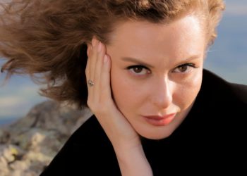 “აი, რა არის სილამაზე” – ნინო გაჩეჩილაძის ახალი ფოტოები გადასაღები მოედნიდან