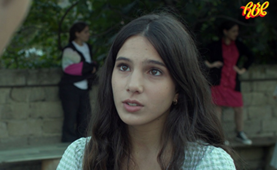 “რეალობაა… გოგონების ნაწილს უფროსებთან ურთიერთობა უფრო იზიდავს, ვიდრე თანატოლებთან” – ნინი ცაგარეიშვილის ინტერვიუ პირველ როლზე