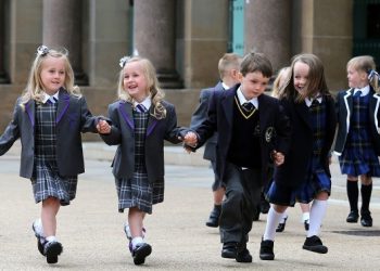 უნდა იყოს თუ არა სკოლებში სასკოლო ფორმა – რა წერია კანონში და რა პოზიცია აქვთ მშობლებს