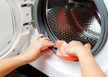 რატომ არ უნდა დატოვოთ სარეცხი მანქანის კარი ღია?