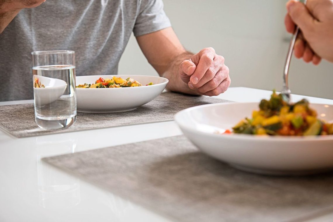 როდის უნდა დალიოთ წყალი, ჭამის დროს თუ ჭამის შემდეგ და მოქმედებს თუ არა ეს წონის კლებაზე? – რას წერს ზაზა თელია