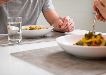 როდის უნდა დალიოთ წყალი, ჭამის დროს თუ ჭამის შემდეგ და მოქმედებს თუ არა ეს წონის კლებაზე? – რას წერს ზაზა თელია