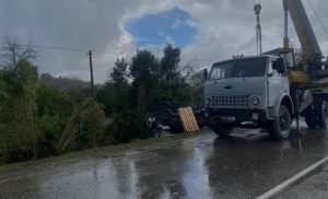 ავტოსაგზაო შემთხვევა სამეგრელოში - სატვირთო ამობრუნდა და არხში გადავარდა