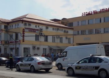 “პატიმრების გაქცევა ეზოდან მოხდა, ისინი სამკურნალო დაწესებულებაში არ შესულან” – ახალი დეტალები კლინიკიდან გაქცეულ პატიმრებზე