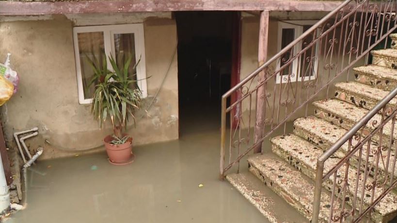 ქუთაისში წვიმის შედეგად ქუჩები და სახლები დაიტბორა