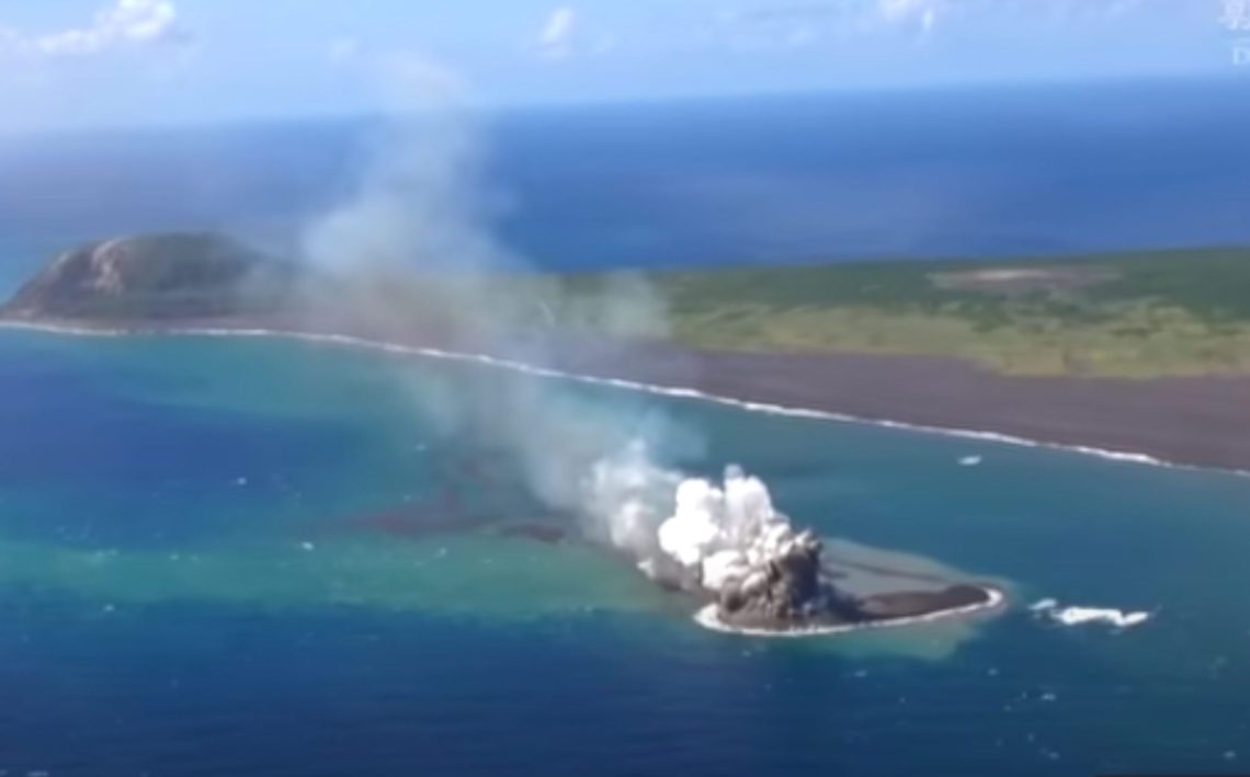 🎥 წყალქვეშა ვულკანის ამოფრქვევის შედეგად წყნარ ოკეანეში ახალი კუნძული იქმნება