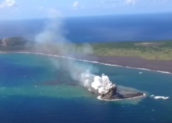 🎥 წყალქვეშა ვულკანის ამოფრქვევის შედეგად წყნარ ოკეანეში ახალი კუნძული იქმნება