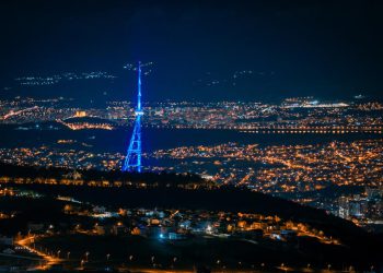 თბილისის ანძა და მშვიდობის ხიდი ევროკავშირის დროშის ფერებში განათდა