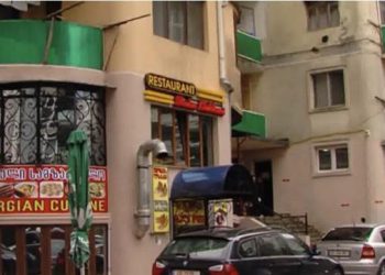 ბათუმელმა ბიზნესმენმა კორპუსის პირველ სართულზე, საკუთარ ბინაში რესტორანი გახსნა და სარდაფში საყრდენი კედელი დაანგრია