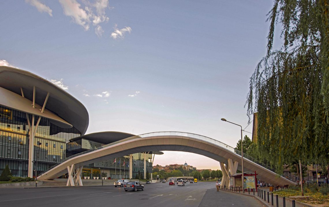 📷”ვინმე ხომ ვერ აგვიხსნის, რა ხდება იუსტიციის სახლთან გადასასვლელ ხიდზე?!” – რა ფოტოებს ავრცელებს მოქალაქე