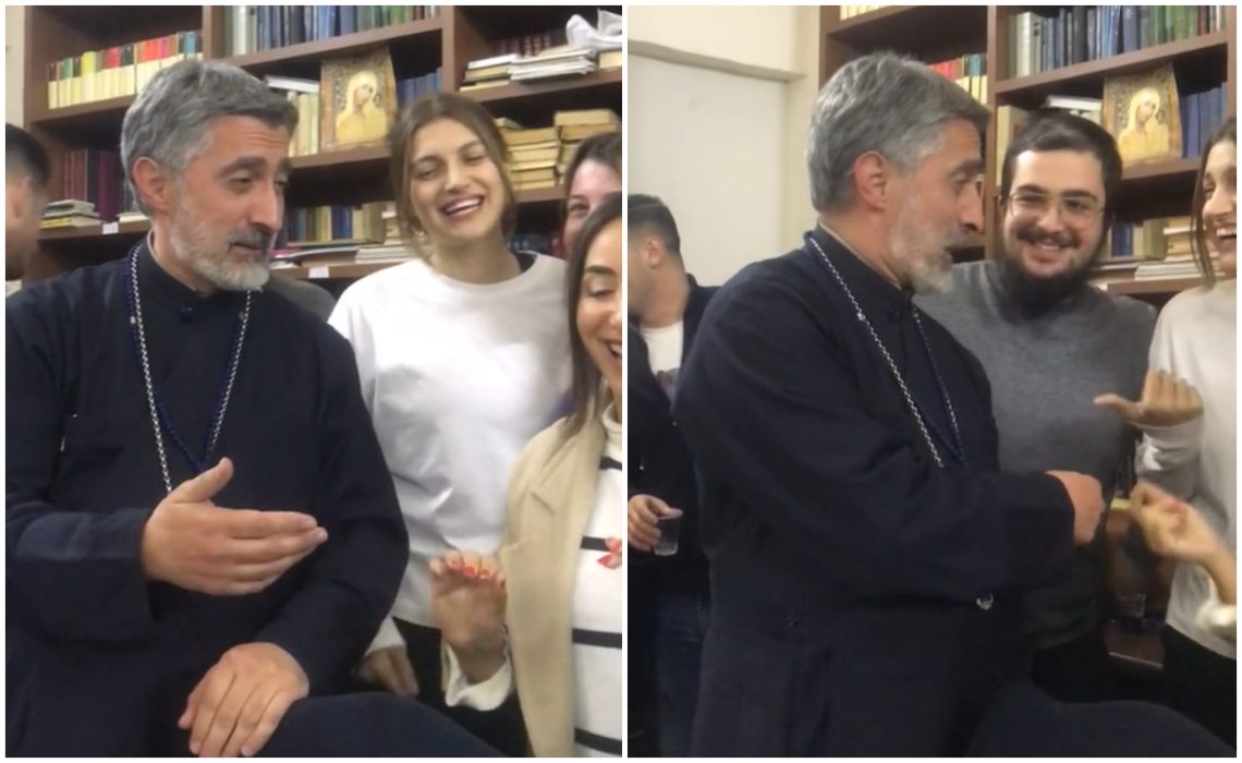 🎥„და თბილისის ყველა ქუჩა შემომატარე…“ – მამა საბა ჭიკაიძე ახალგაზრდებთან ერთად ამღერდა