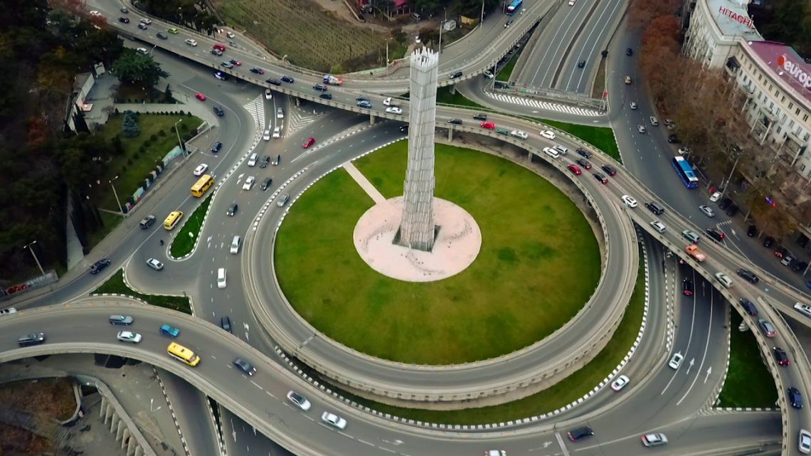 თბილისის გარკვეულ ტერიტორიებზე, 08:00-დან 11:00 და 17:00-დან 20:00 საათამდე დიდგაბარიტიანი ავტომობილების მოძრაობა აიკრძალება