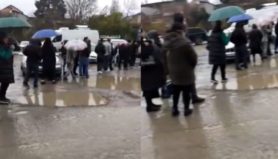 🎥„ფილტვების ანთებას აიკიდებს ადამიანი, ისეთ პირობებში და იმდენი ხანი უწევს ტრანსპორტის რიგში დგომა” – რა კადრები ვრცელდება შოთა ნადარეიშვილის ქუჩიდან