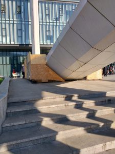 📷"ვინმე ხომ ვერ აგვიხსნის, რა ხდება იუსტიციის სახლთან გადასასვლელ ხიდზე?!" - რა ფოტოებს ავრცელებს მოქალაქე