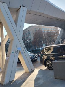 📷"ვინმე ხომ ვერ აგვიხსნის, რა ხდება იუსტიციის სახლთან გადასასვლელ ხიდზე?!" - რა ფოტოებს ავრცელებს მოქალაქე