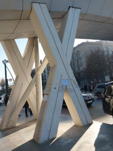 📷"ვინმე ხომ ვერ აგვიხსნის, რა ხდება იუსტიციის სახლთან გადასასვლელ ხიდზე?!" - რა ფოტოებს ავრცელებს მოქალაქე