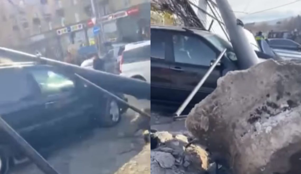🎥სადგურის მოედანზე რეკლამის აბრა ქარმა წააქცია – დაზიანდა ავტომობილი