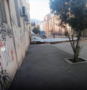 📷ძლიერი ქარის შედეგად ხე მოტყდა და მანქანას დაეცა